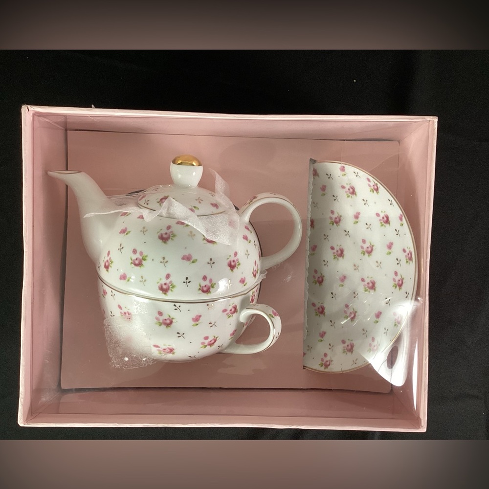 NWT- Grace’s teapot,cup,and saucer